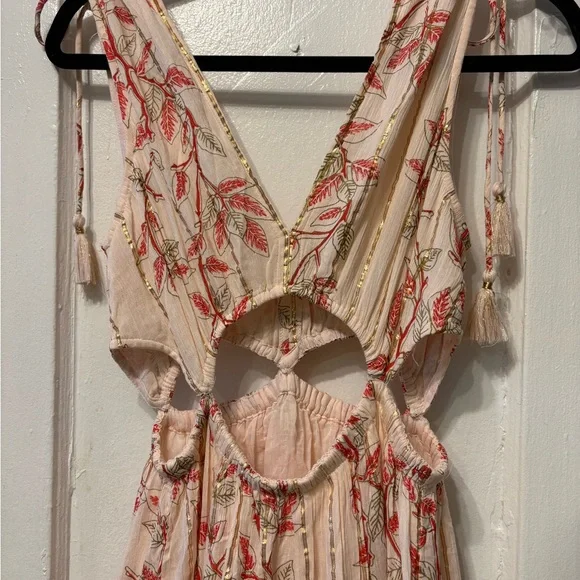 Chic Floral Cut-Out Maxi Dress - Picture 3 of 9